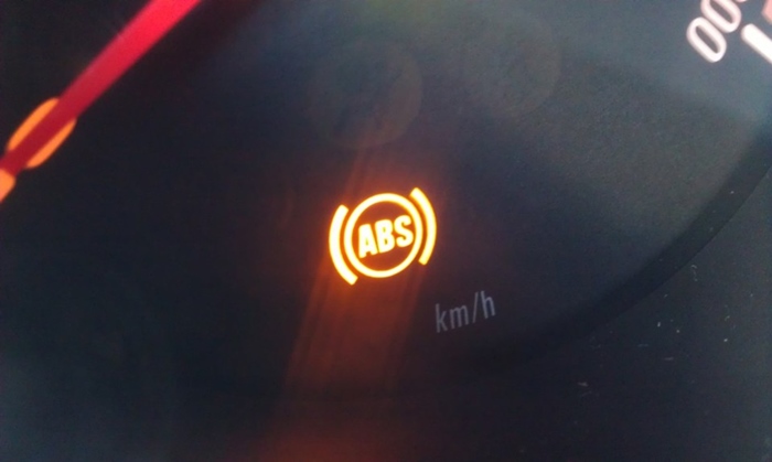 О чем сообщает лампочка ABS
