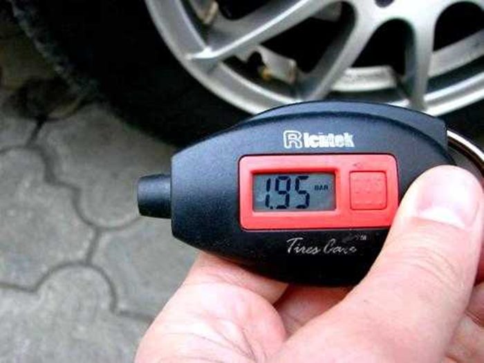 Прибор для контроля давления в шинах