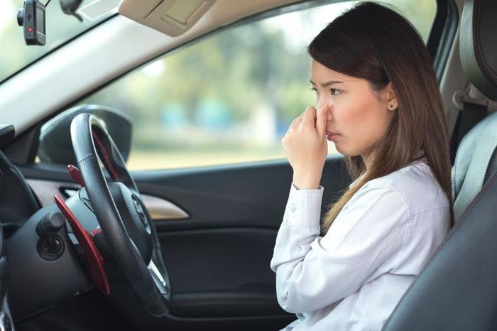 Почему в машине пахнет резиной