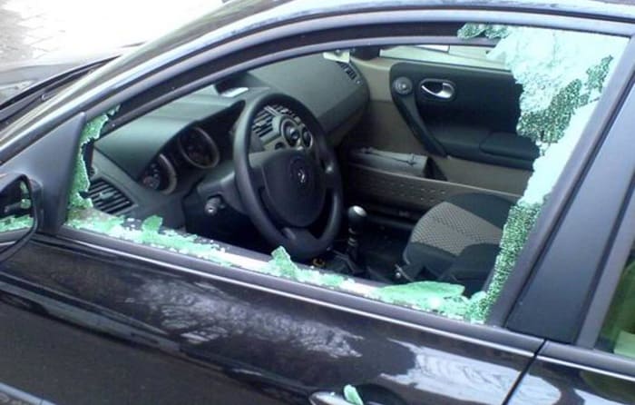 Разбили стекло автомобиля