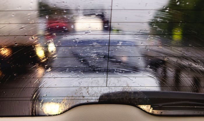Стекла машины сильно потеют в дождь