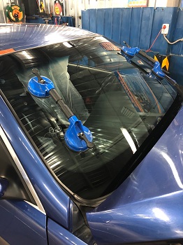 Как производят замену лобового стекла в BMW