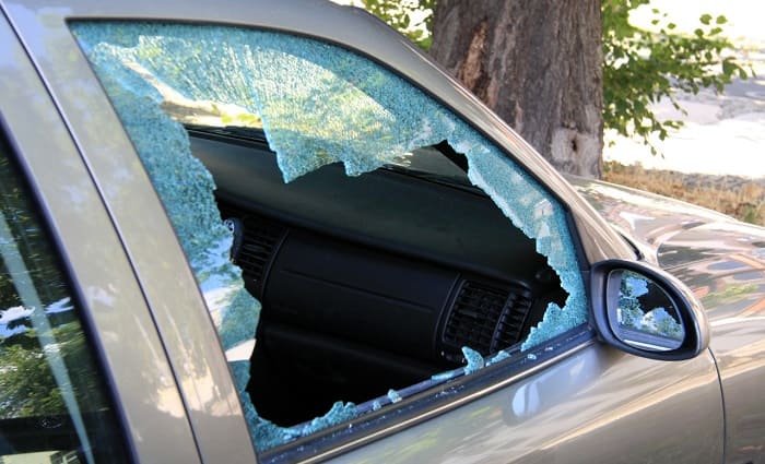 Что делать, если разбили стекло в машине